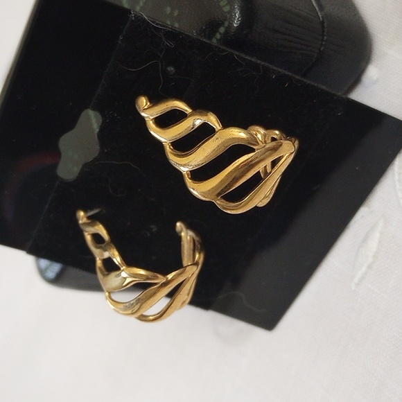 Vintage signed Napier gold tone swirl scroll semi hoop post earrings - Picture 3 of 8